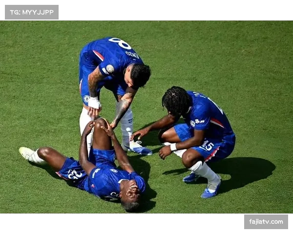 美因茨球员抗议判罚,VAR介入复核点球,比赛中断近4分钟 美因茨球员抗议判罚,VAR介入复核点球,比赛中断近4分钟